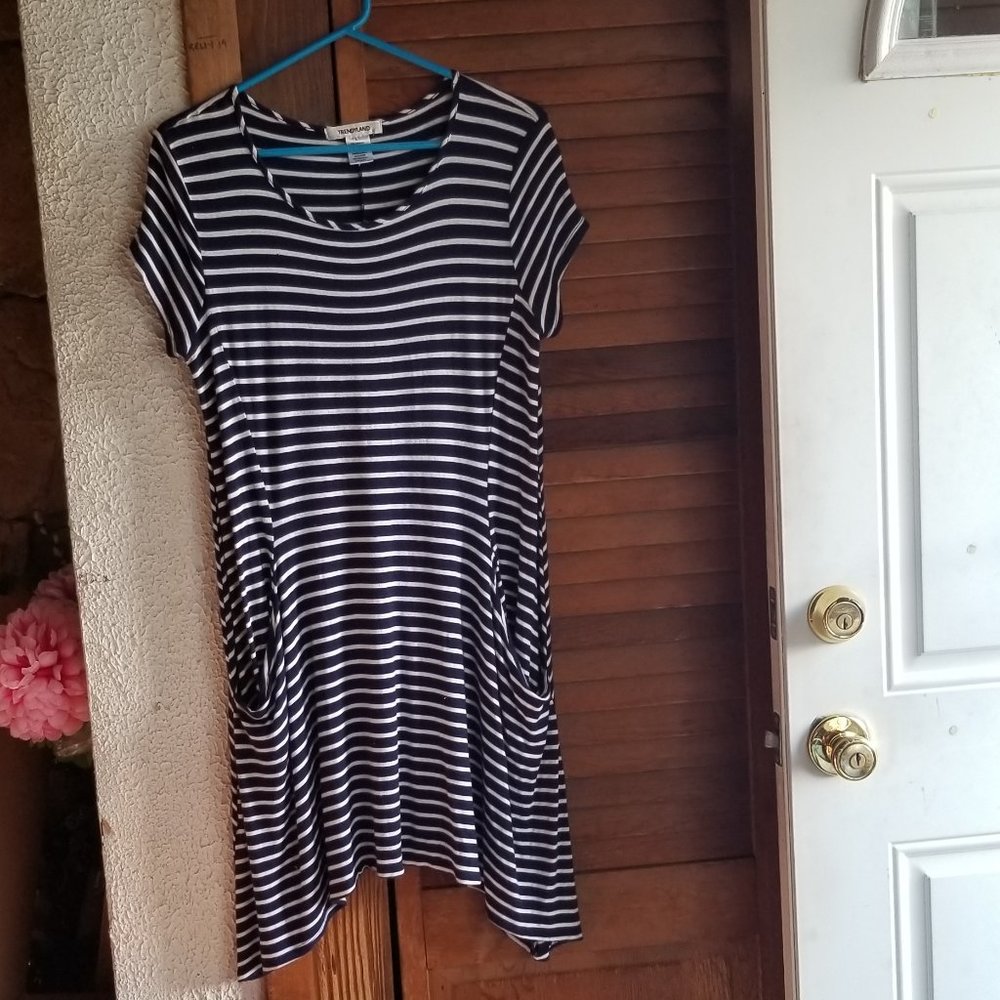 Trendyland striped shark bite dress size large